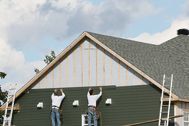 Professional Siding technician working in Paeonian Springs, VA